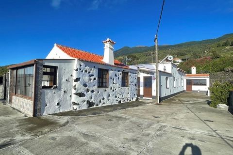 This charming house in La Palma with a touch of traditional elegance. With a large and comfortable surface, this property has two kitchens, one designed mainly for barbecues and festive events at home and the other spacious and food kitchen with sea ...