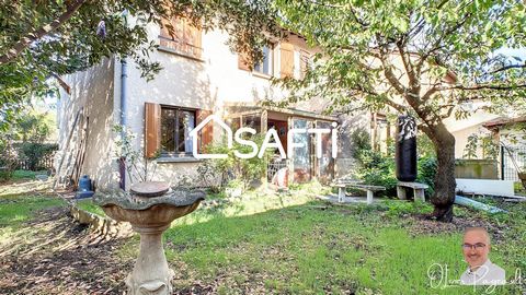 SAFTI REAL ESTATE presents: In the heart of the residential area of Moulin à Vent, on the border of Lyon 8, this charming semi-detached house offers approximately 100m² of living space on a plot of approximately 235m². The ground floor consists of an...