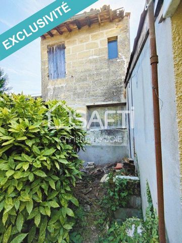 Come and discover this quiet stone shop, in the sought-after area of ??Berthelot, near Robert Picqué. Currently, it benefits from a 29 m² garage. Great potential with this house whose surface area can be increased to 102 m² in R+1 with a plot not ove...