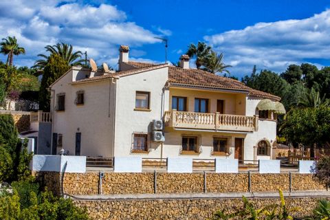 Villa with beautiful garden and sea views for sale in Baladrar, Benissa This well-maintained, spacious villa is situated on a very large and flat plot of almost 2500 m² in Baladrar, Benissa coast. The location is excellent, with the always attractive...