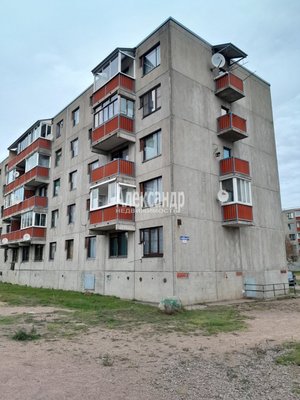 1878 В 25 километрах от Выборга в поселке Советский продается 3 комнатная квартира общей площадью 64,1 кв. метров на 5 этаже пятиэтажного дома. Комнаты раздельные 11,7+ 15,1+16,6 кв.метров. Из кухни 8,7кв.м. можно пройти на балкон. В коридоре 7,5 кв....