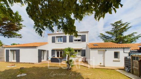 Come and discover this large house renovated with care, offering many advantages, located in a dead end of the very popular town of Nieul-sur-Mer, just 10 minutes from the entrance to La Rochelle. On the ground floor, you will be welcomed by a charmi...