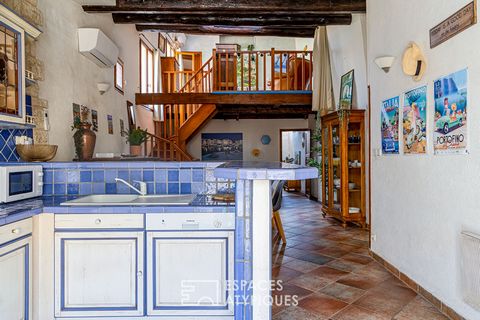 Located on the third and last floor of an old townhouse, in the heart of the village and in the immediate vicinity of the emblematic port of Cassis, this apartment has a living area of 75m2 (70m2 Carrez). This duplex is built on two levels and offers...