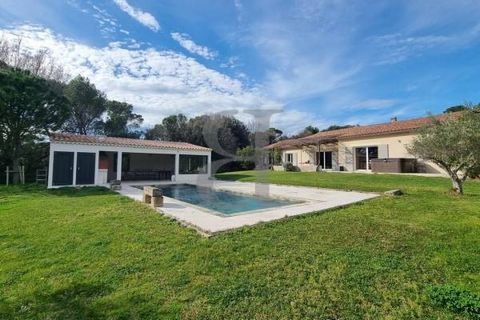 ORANGE REGION - Vaucluse Discover this beautiful villa nestled in a peaceful green setting. Created with the right balance of charm, modernity and traditional materials, it offers spacious, convivial living spaces. Featuring 4 bedrooms and a 60 m² li...