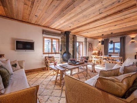 Megeve Center - Located just a few steps from the pedestrian street of Megeve, discover this modern and cozy family chalet offering a superb view, beautiful living and sharing spaces, and access to the center within a 5-minute walk. Quiet and sunny, ...