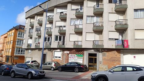For sale apartment of 75 m2, consisting of 3 bedrooms, 1 large bathroom with shower and access to the clothesline, living room, and kitchen with a small terrace overlooking the street in both rooms. The property is in perfect condition and ready to m...