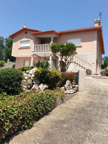 Discover this stunning villa in Pontecesures, with an area of 300 square meters and a generous plot of 954 square meters. This property has a double bedroom and three single bedrooms, as well as three bathrooms, presenting an impeccable condition tha...