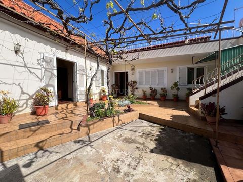 Moradia situada numa área privilegiada, esta casa é um verdadeiro refúgio com uma vista espetacular para o aeroporto, o mar e as Ilhas Desertas. Características: T2+1 Sala de estar com sala de jantar integrada Cozinha com sala de jantar 1 Casa de ban...