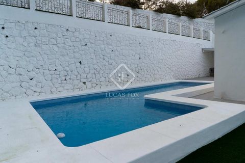This magnificent and luxurious villa completely renovated is located in the picturesque area of La Olla in Altea in a quiet and privileged environment. It enjoys an intelligent layout over two floors, with a meticulously cared for design. Upon enteri...