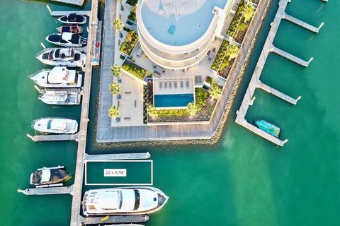 VILLA PIANOTERRA LUSSUOSA + 22M Berth option  Experience the pinnacle of the marina lifestyle in this exclusive ground floor waterfront penthouse, nestled in the prestigious heart of Martha Cove Marina. This remarkable property, spanning across an ex...
