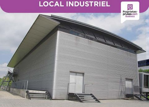 St Jean d'angély Daniel-Michel HOLLEVILLE offers for sale a set of 2 buildings, one of 1,000 m² and another of 200 m² on a plot of approximately 7,000 m² with access road and craft and industrial environment. Budget 498.000 euros, seller's fees. Mand...