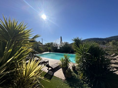 Het prestigebureau Oliveraie biedt deze villa geheel gelijkvloers te koop aan in de stad La Cadière d'Azur. Deze woning is gerenoveerd in 2019 en biedt een woonoppervlakte van circa 150m2 + 40m2 garage op een perceel van 2032m2. In een rustige omgevi...