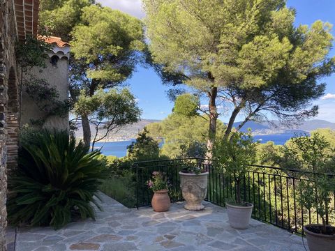 Wonderful location in Cap Benat, the highly prized private and secure domaine. This villa from the 60's offers 123m2 facing east/south-east, built on a plot of 1600 m2. It has an impressive cathedral ceiling living room, an equipped kitchen, 3 bedroo...