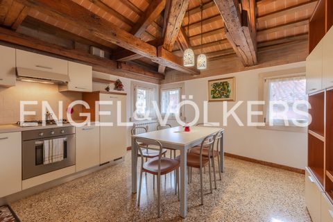 Privileged location, cosy, charming and completely renovated flat with cultural charm, for rent for short periods. The flat is located just behind Riva degli Schiavoni and a 5-minute walk from St. Mark's Square, 10 minutes from Rialto and the Biennal...