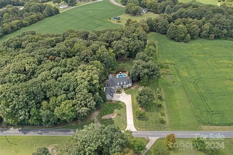 Atemberaubendes Bauernhaus auf über 10 privaten Hektar im begehrten Troutman. Im Inneren der Haustür werden Sie von der Liebe zum Detail fasziniert sein. Das geräumige Wohnzimmer verfügt über einen Gaskamin aus Stein und führt in das Esszimmer mit ge...