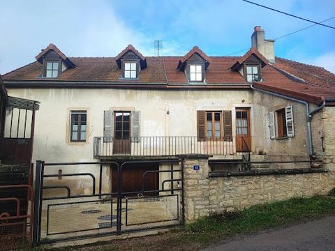 Mooi stenen dorpshuis, direct bewoonbaar met potentieel voor een gîte of bijgebouw (te renoveren bijgebouw). Dit mooie stenen huis is gelegen in een populair dorp, dicht bij Semur-en-Auxois, bereikbaar via de A6 en de TGV naar Montbard. Het huis is v...