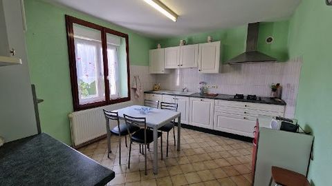 Haus zu verkaufen in Fesches le Châtel. Hübsche Doppelhaushälfte von ca. 62 m² auf 3,10 Ar, gut exponiert und ruhig in einer Sackgasse, wie folgt zusammengesetzt - Eingang, Waschküche, Heizungsraum, Duschbad, separates WC und ein großer Keller. Oben ...