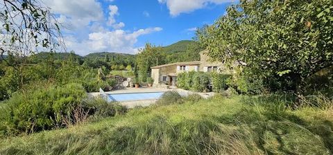 In der Nähe von Marsanne, einem schönen Bauernhaus aus Stein in einer ruhigen Gegend mit herrlichem Blick auf das Tal. 2 Unterkünfte, mehrere Nebengebäude. Ein bewaldetes Grundstück mit einem schönen Swimmingpool mit Blick auf ein Lavendelfeld. Ein s...