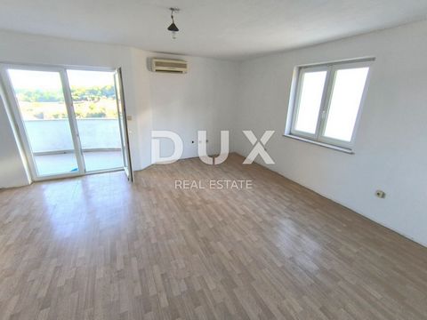 Location: Istarska županija, Pula, Vidikovac. Renovierte 3-Zimmer-Wohnung zum Verkauf in Vidikovac, 100 m2 Die Wohnung befindet sich im 2. Stock eines Wohnhauses. Es besteht aus einem Flur, einer Toilette, einem Flur, einem Badezimmer, einem Wohnzimm...