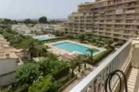 De buitenkant van deze accommodatie is perfect om te genieten van het mediterrane klimaat, met een gedeeld zwembad (24 x 12 m, 1,20 m tot 1,70 m diep) ideaal om af te koelen en te ontspannen in de zon. Het balkon van het appartement is ingericht met ...