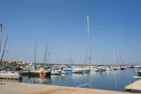 Cette propriété offre de vastes espaces extérieurs et deux piscines communes. La piscine principale mesure 15 x 4,5 mètres avec une profondeur constante de 1,5 mètre, traitée à l'eau naturelle et chlorée en été. La deuxième piscine est plus petite (3...