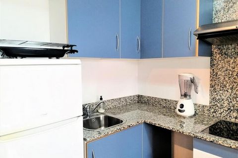 Amplio apartamento en planta baja ubicado en una residencia con piscina y jardines comunitarios, en una zona tranquila. Ideal para niños. Piscina de sal abierta todo el año. WiFi Gratis Ventilador 55 m2 para 4 personas. : 1 cama x 1,60 + sofá cama 1,...