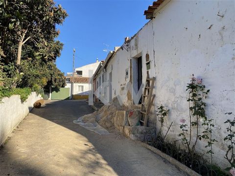 Esta encantadora villa de 1 dormitorio, construida antes de 1951, está siendo cuidadosamente renovada para ofrecer el equilibrio perfecto entre el encanto tradicional y el confort moderno. En la planta baja se encuentra un amplio salón comedor, integ...