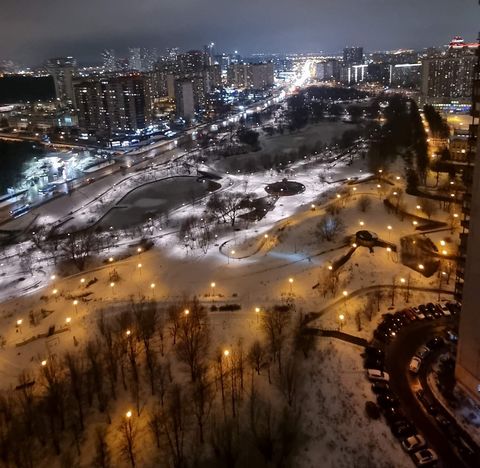 Предлагаем Вашему вниманию просторную двухкомнатную квартиру. Прошу обратить внимание, что гостиная объединена с кухней, изолированная спальня всего одна. Кухня полностью укомплектована мебелью и техникой. В прихожей и спальне оборудованы гардеробные...