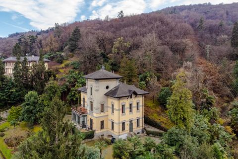 Villa Liberty zu verkaufen in Stresa (VB) In Stresa, der Perle des Lago Maggiore und einem beliebten Reiseziel für diejenigen, die sich eine gehobene Lebensqualität wünschen, befindet sich diese prächtige Jugendstilvilla, die 1875 erbaut wurde und da...