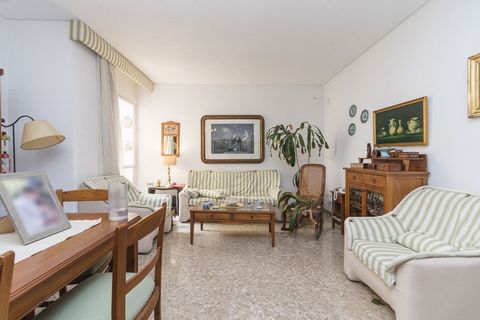 Located in Málaga. For sale: this spacious apartment the Reding area, just a few minutes' walk from the beach and the promenade. The apartment is located on the first floor of a well-maintained and preserved building, with daytime concierge serv...