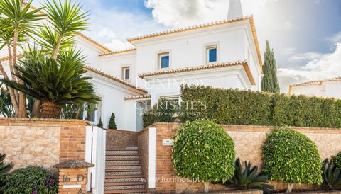 Fantástica villa de 3+1 dormitorios situada en Vilamoura , una de las zonas más prestigiosas del Algarve , en un condominio cerrado compuesto por 13 villas adosadas con jardín y piscina exterior comunitaria para adultos y piscina comunitaria para niñ...