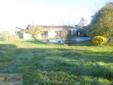 TARN (81) Se vende en Graulhet una casa y su terreno. A 150 km de Béziers, entre Castres, Albi y Toulouse, esta villa está situada a las afueras de la ciudad en un terreno rural llano, vallado y arbolado de 2500 m2. El interior consta de vestíbulo + ...