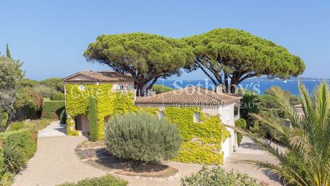 Discover this modern Provencal villa nestled within a secure estate with a caretaker, offering a privileged and secure living environment. Built around majestic umbrella pine trees, this property is distinguished by its charm and high-quality materia...