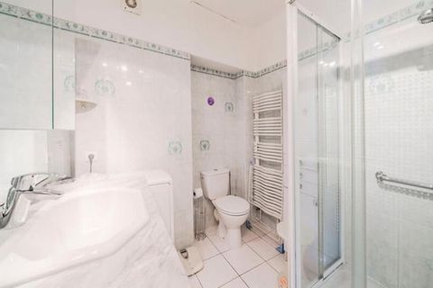 Ce charmant studio offre le refuge idéal au cœur du centre-ville de Cannes, alliant commodité et confort. Le salon/salle à manger lumineux, un coin nuit confortable, une cuisine bien équipée et une salle de douche moderne garantissent un séjour confo...