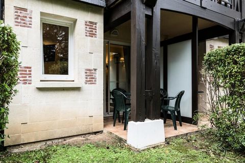 Cet appartement, situי au sein d'une charmante rיsidence א l'architecture normande traditionnelle, offre un havre de paix sur les hauteurs de Deauville. Il comprend une chambre avec un lit double, un sיjour avec deux canapיs-lits simples (dont un ave...