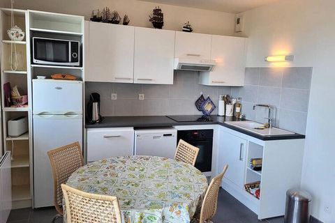 Appartement de plein pied idéalement situé avec una vue mer depuis le séjour. L'entrée dessert un séjour avec Cuisine aménagée et équipée (four, micro-onde, lave vaisselle, plates vitro, bouilloire, machine à café Senseo), un salon (canapé, TV) donna...