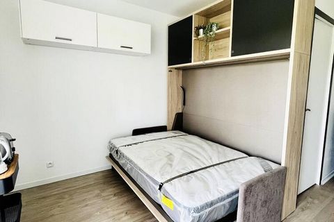 Questo accogliente monolocale al piano terra offre un rifugio accogliente, perfetto per due ospiti. La zona giorno comprende un comodo letto a scomparsa da 140 cm integrato in un armadio, un divano e una zona pranzo con tavolo e sedie. Lo studio si a...