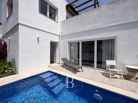 Barnes International presenteert dit fantastische huis in uitstekende staat, volledig gerenoveerd. Het huis ligt in het bekende plaatsje Pineda de Mar, op slechts een paar minuten van het strand en de bergen. Het is een authentiek mediterraan dorp me...