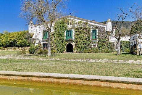 BARNES presenta questa imponente masía del XV secolo, ristrutturata nel 1997 e parte del patrimonio culturale della Catalogna. Situato in una delle zone più privilegiate della Costa Brava, offre un'oasi di tranquillità immersa nella natura, a solo 1 ...