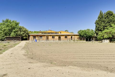 Het object bestaat uit een prachtig landhuis als hoofdconstructie van 530 m² bebouwd oppervlak, evenals verschillende gebouwen zoals boerderijgebouwen en schuren op een perceel van meer dan 20.000 m² grond. Het pand heeft steeneiken, gecultiveerde ve...