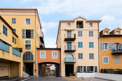 La propriété, située en étage élevé d'un immeuble de standing du Vieux Nice, offre un espace paisible et bien décoré, idéal pour un couple. L'appartement comprend un salon-salle à manger avec une cuisine américaine entièrement équipée, une chambre do...