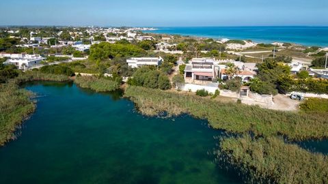 Zeldzame kans voor u om aan zee te wonen en naast het glanzende en smaragdgroene water van de Idume-rivier te zijn, een Romeinse ondergrondse rivier die onder de historische stad Lecce loopt tot aan de ongerepte wateren van Spiaggiabella. Villa Valer...