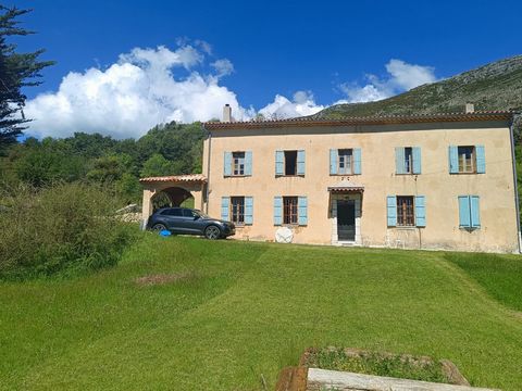 ONDER BOD Oude stenen mas daterend uit 1828. Gelegen in een idyllische omgeving op een terrein van 7785m² met een panoramisch uitzicht op het omliggende platteland. Grote hoofdingang met trapopgang, enorme boerenkeuken, grote zitkamer. 1e verdieping ...