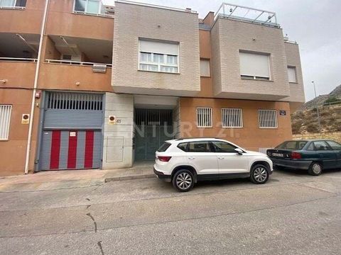 Property without possession and without access to the interior. Photographs of the interior and the characteristics of the asset may not fit the current state. Are you interested in buying a property in Villena? We have an exclusive home for you! We ...