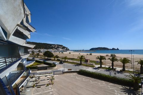 Welkom in ons exclusieve appartement aan het strand, met een onbelemmerd 180º uitzicht op de zee, de Medes-eilanden, Cap de Begur en het pittoreske dorp l'Estartit. Dit appartement is volledig gerenoveerd in 2022, wat zorgt voor een moderne en comfor...