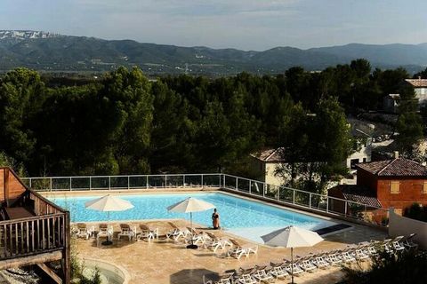 Située entre les Alpilles et le Lubéron, au sein du magnifique domaine de Pont-Royal-en-Provence (180 hectares), la résidence  Les Coteaux de Pont Royal fait face au superbe Massif du Lubéron. Vous bénéficierez d'un cadre exceptionnel pour profiter d...