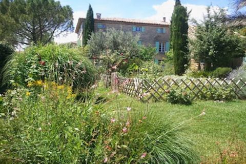 Prachtig appartement en duplex op 35 mètres carré situé à Avignon. ArrayIdéalement situé en plein cœur d'Avignon, à deux pas de la PLACE DE L'HORLOGE, vous aurez accès à de vele bars, restaurants en winkels en lopen door de straten van de oude stad. ...