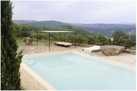 Umgeben von einem eingezäunten Garten mit Rasen und verschiedenen Pflanzen, bietet das Anwesen einen herrlichen Blick auf die umbrische Landschaft. Im Außenbereich finden Sie: einen Holzofen, einen gemauerten Grill und eine überdachte Terrasse mit Es...