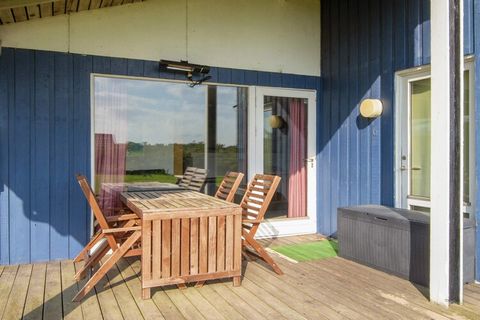 A holiday cottage on a large natural plot sheltered by vegetation, located approx. 300 metres from the North Sea. A whirlpool for 2 people can be found in the bright bathroom that also has underfloor heating. Bright living room with open concept kitc...