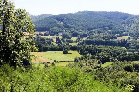 In het land van de wilde natuur, tussen het meer van Vassivière en Nedde, ligt het geïsoleerde huis op slechts een steenworp afstand. heuvel, heeft een duidelijk zicht op het landschap. Het is niet ongewoon om een ​​haas of een hert door de tuin te z...